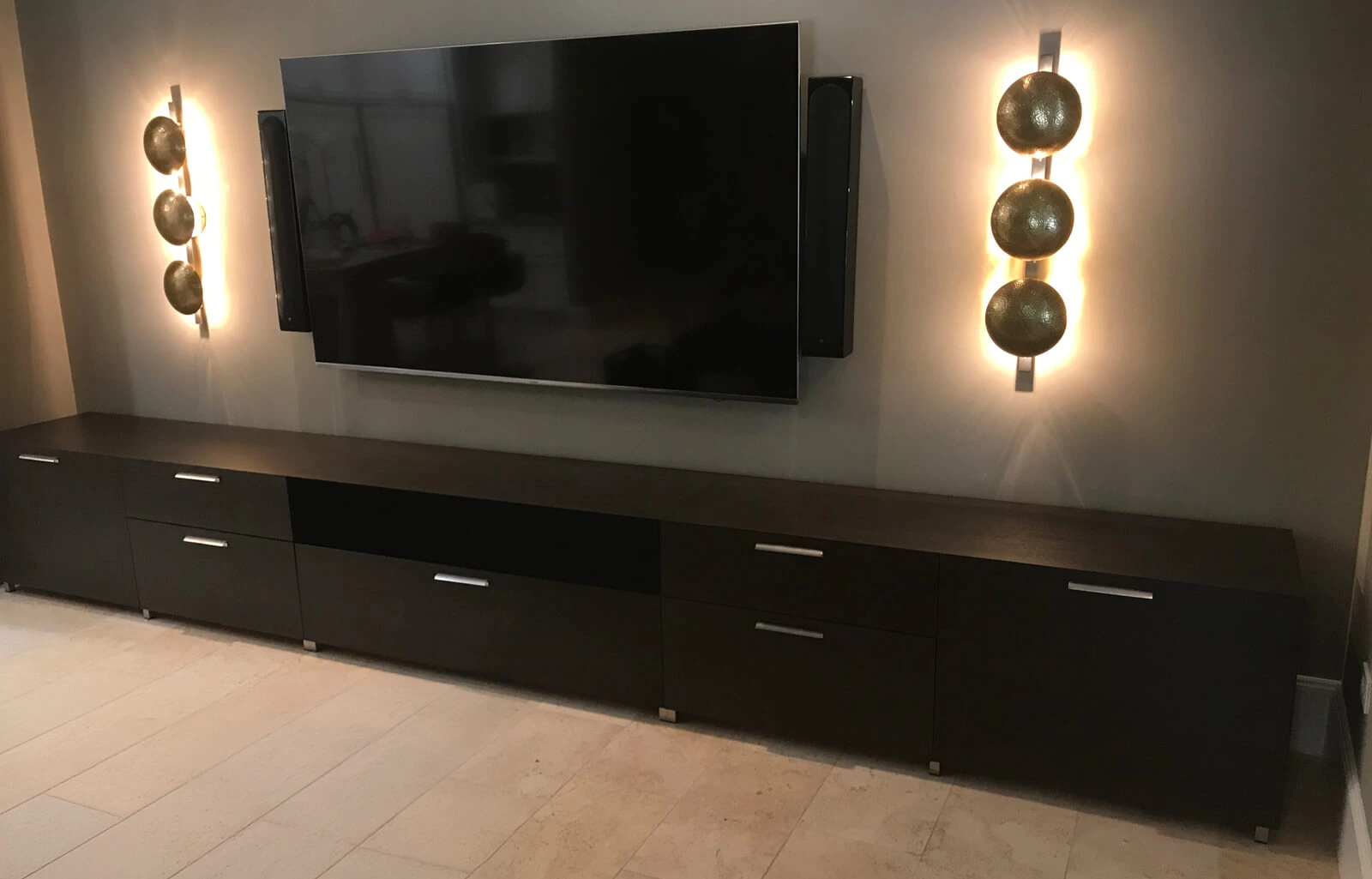Top de madera con cajones y detalles de metal personalizado de alta calidad.