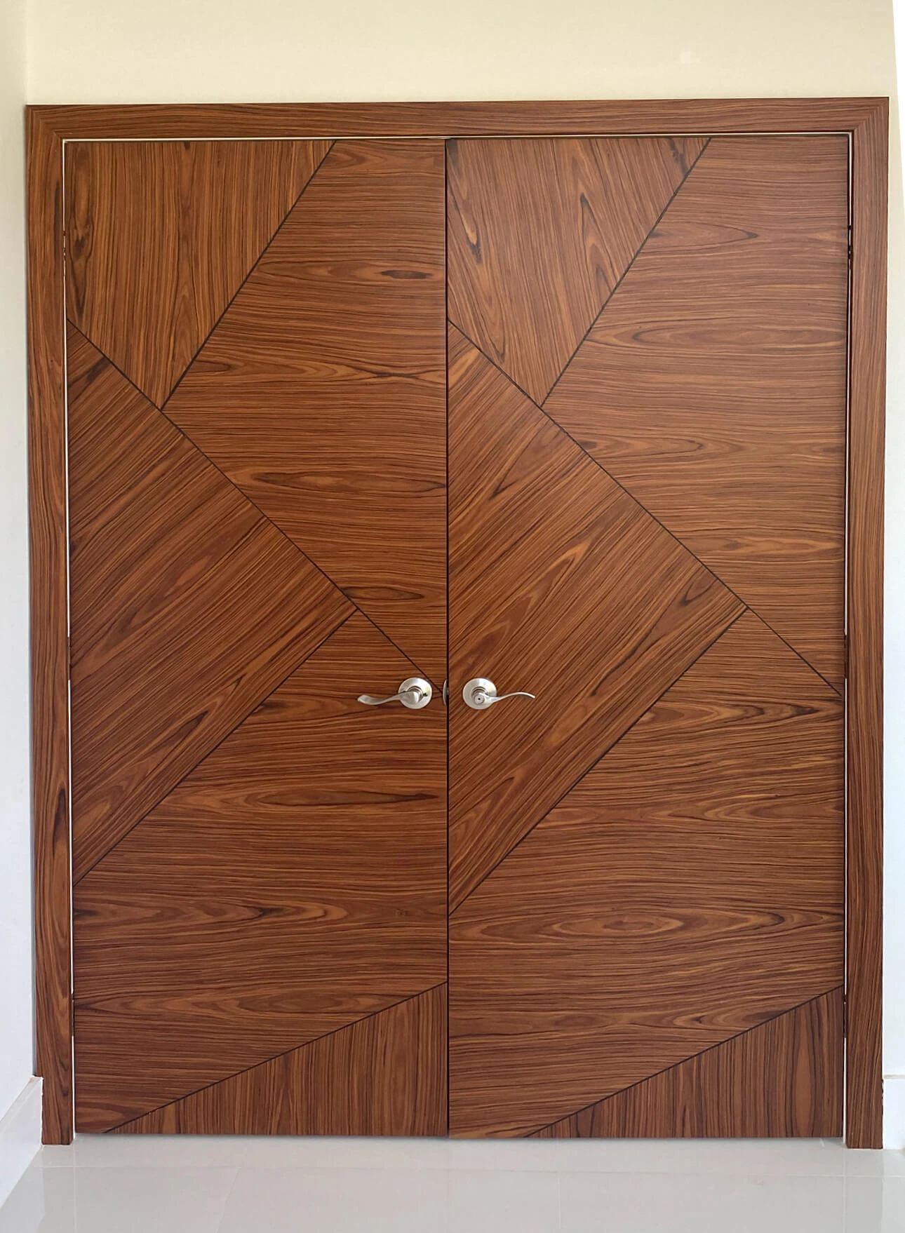 Puerta de madera doble a medida de alta calidad.