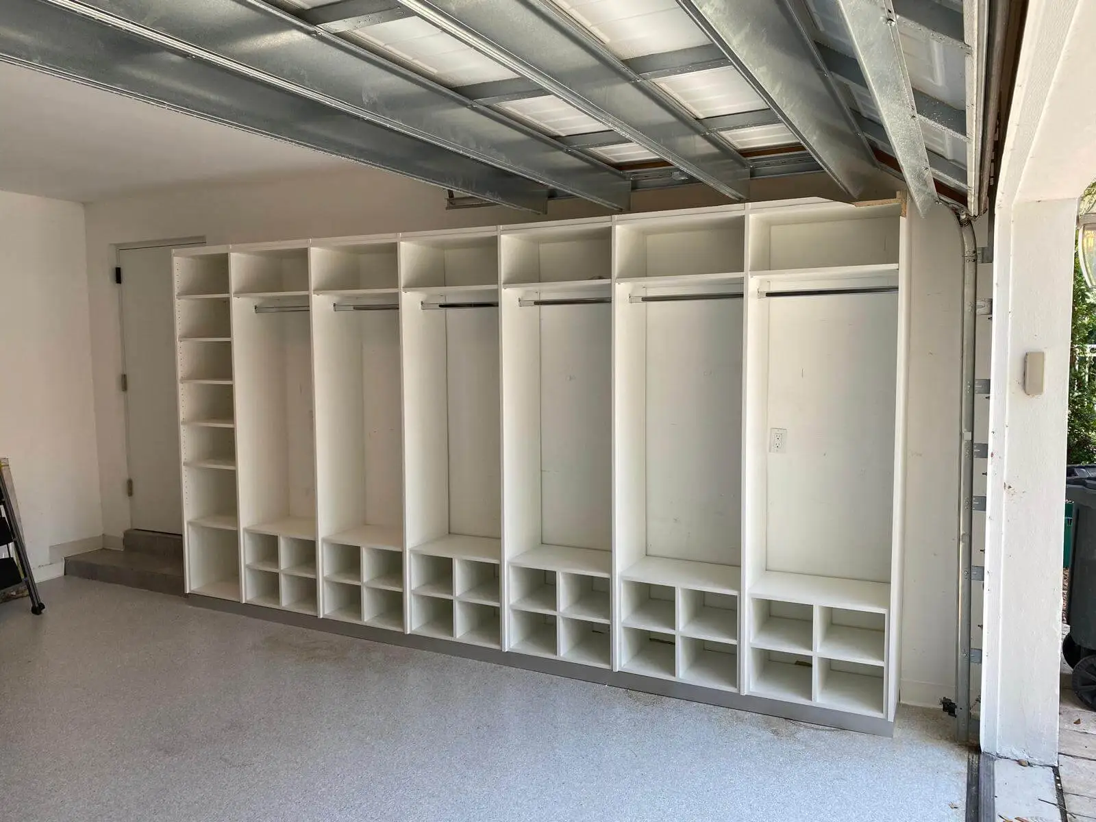 Storage room con muebles de madera y detalles de metal para mayor durabilidad.