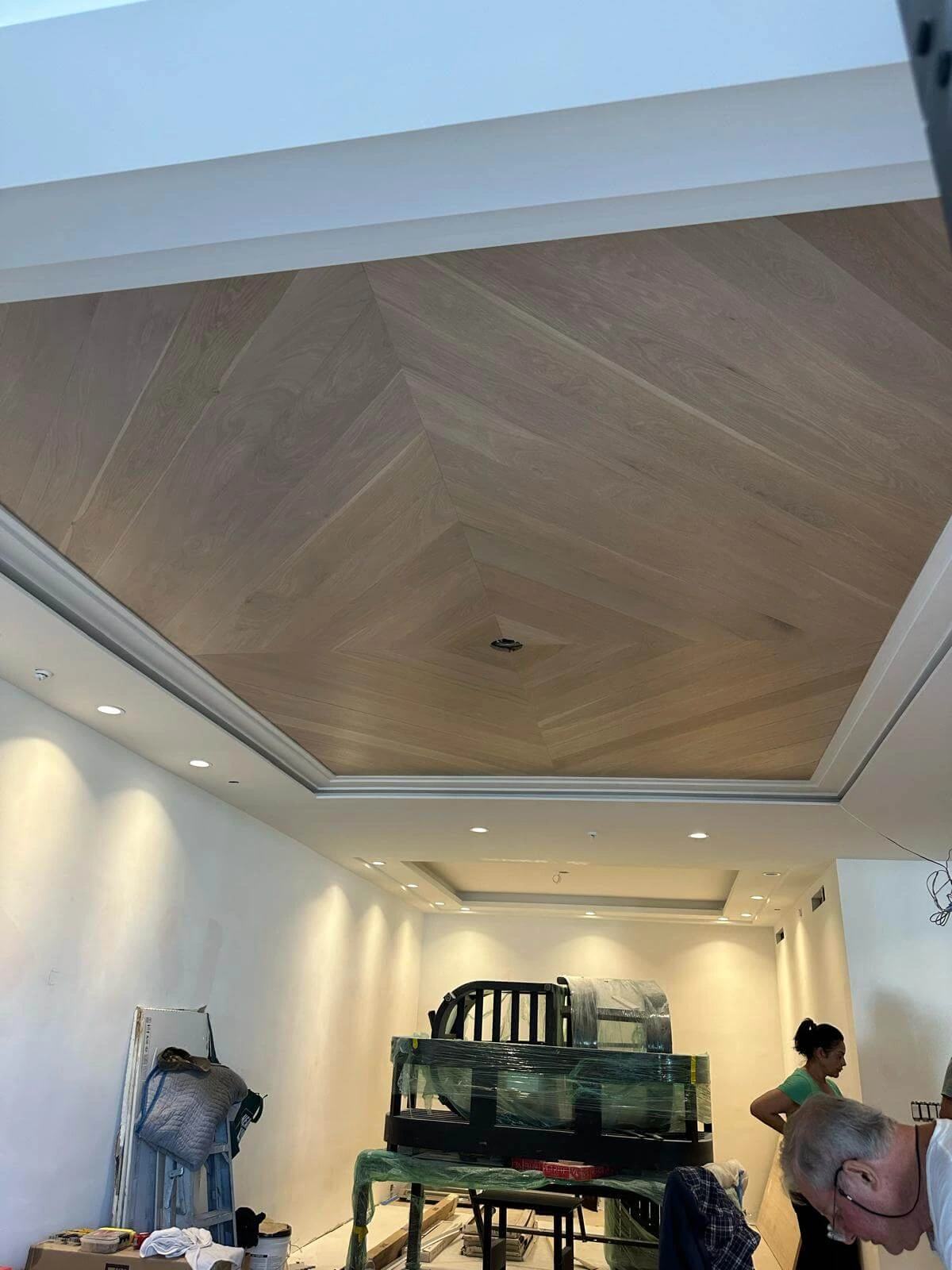 Techo decorativo de madera natural con acabado artesanal para interiores elegantes.