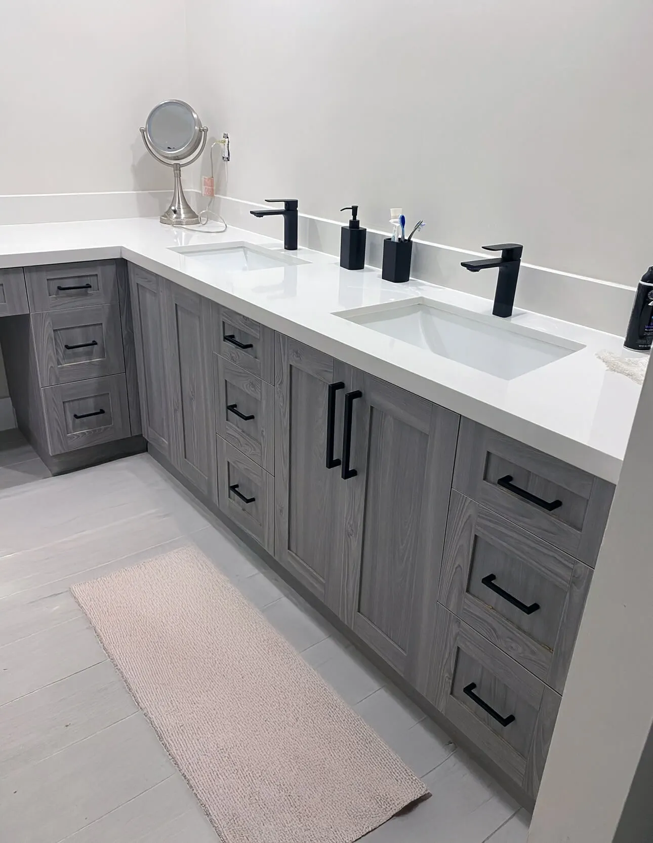 Top piedra y madera a medida en baño.