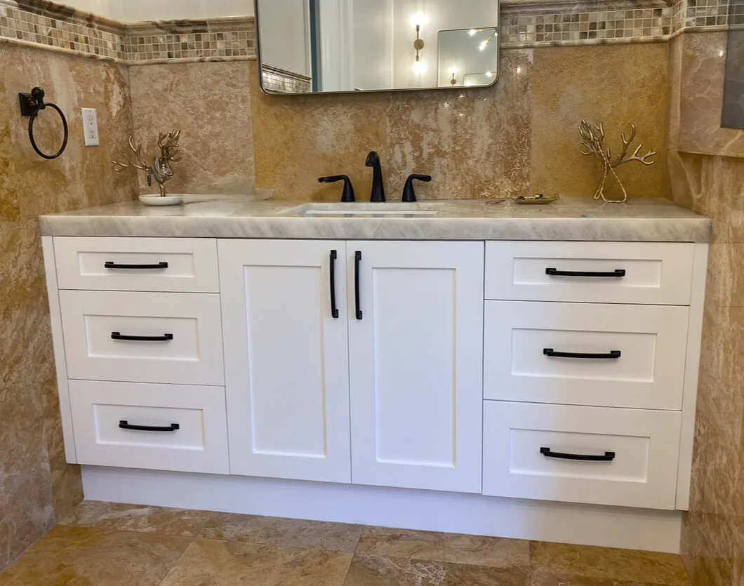 Top baño a medida blanco y piedra gris.