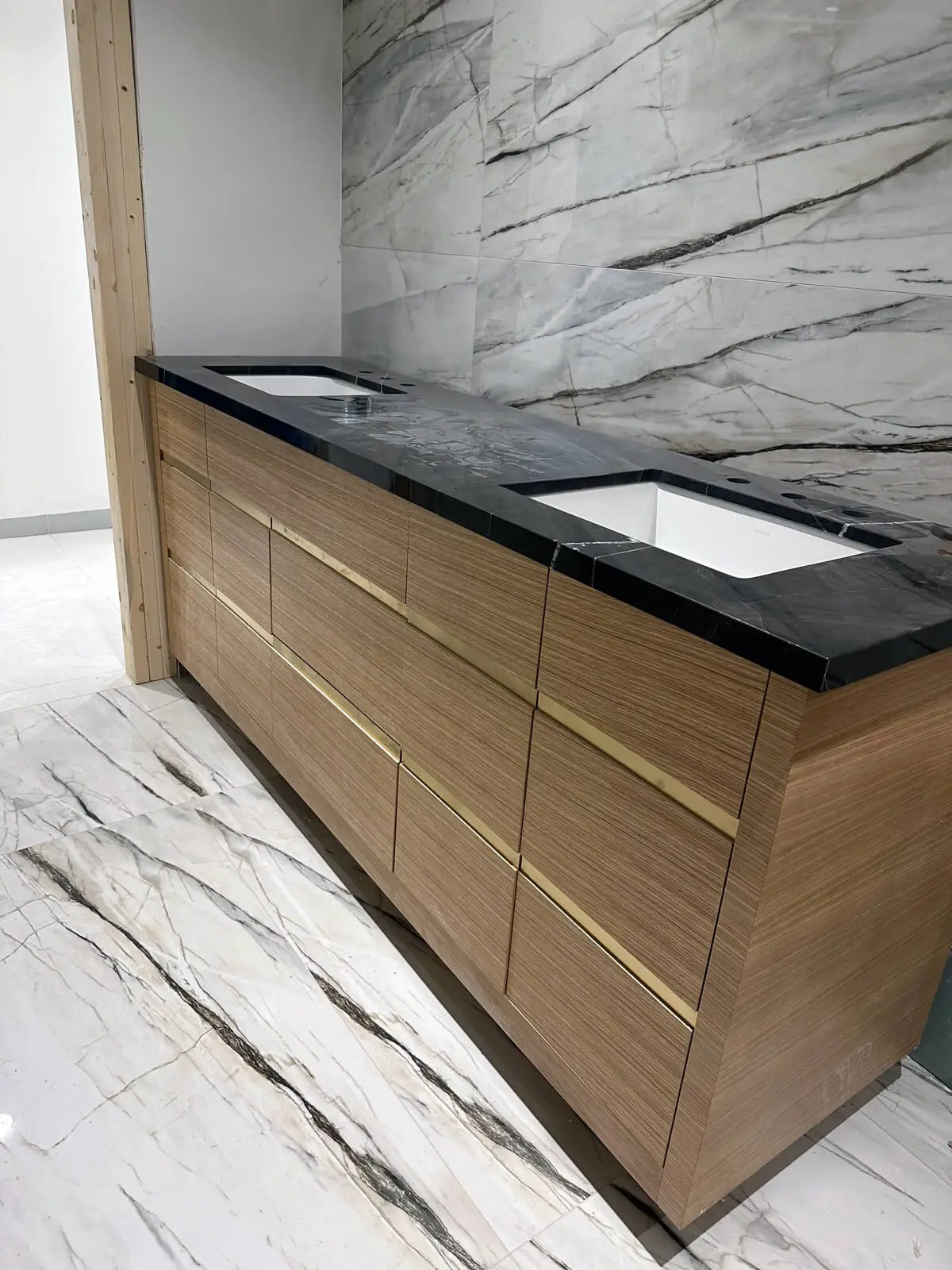 Top Baño en madera y piedra a medida.