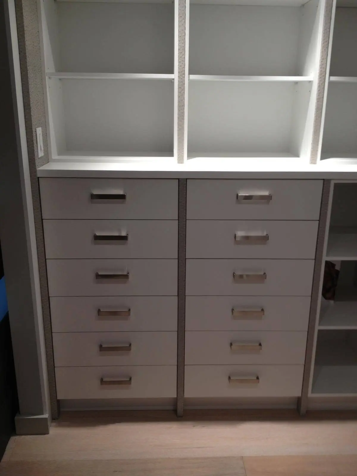 Top de madera con cajones y detalles de metal personalizado de alta calidad.