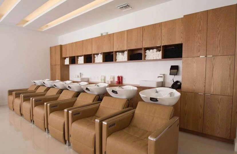Armarios de madera hechos a medida para salón de peluquería.