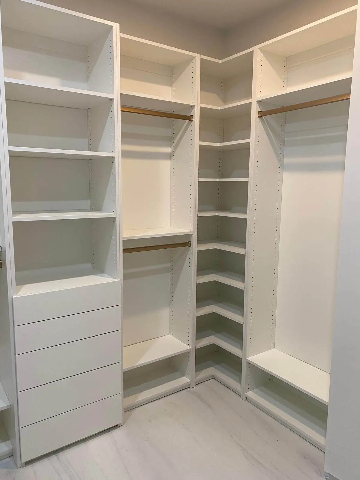 Walking closet personalizado en madera con amplio almacenamiento y diseño funcional.